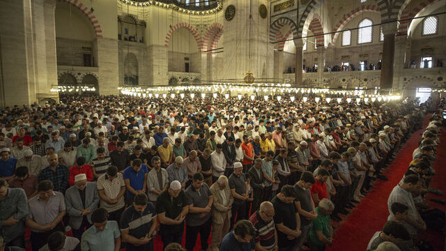 İstanbul Cuma namazı saat kaçta?