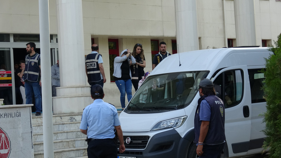 Sahte çağrı merkezi kurup, vatandaşları dolandırdılar