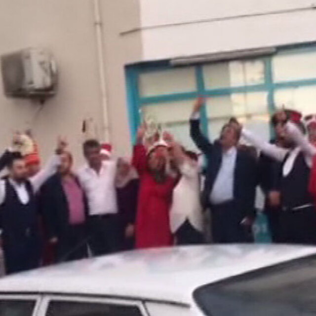 Kız istemeye böyle gittiler! Hücum marşını duyan aile şok oldu
