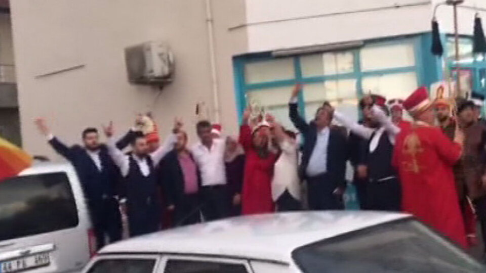 Kız istemeye böyle gittiler! Hücum marşını duyan aile şok oldu