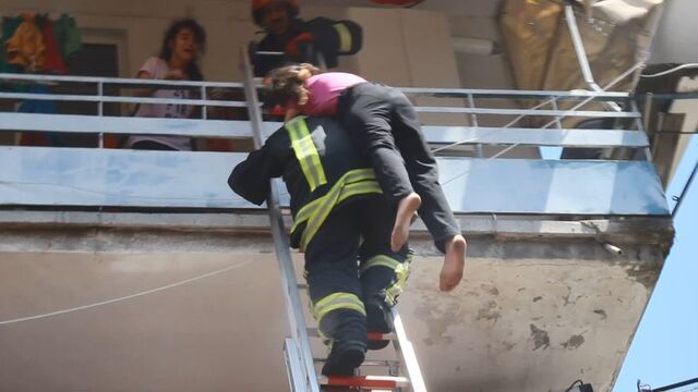Günün kahramanı! Sırtında indirdi...