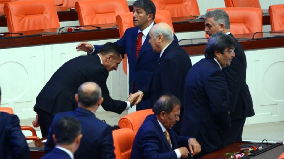 İYİ Parti milletvekili Bahçeli'nin elini öptü
