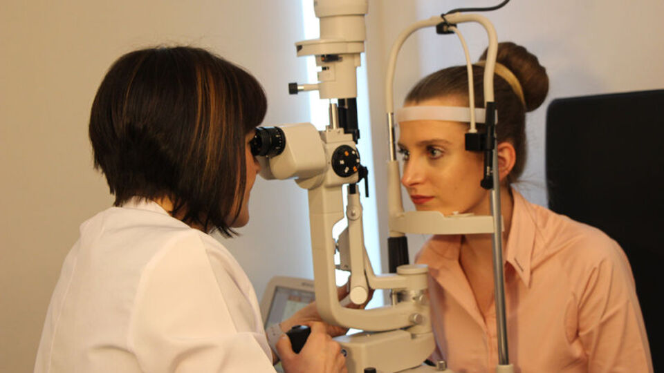 Bilinçsiz göz makyajı görme kaybına yol açabilir!