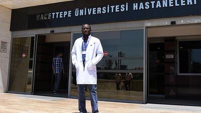 Gambiyalı doktor Hacettepe'de şifa dağıtıyor!