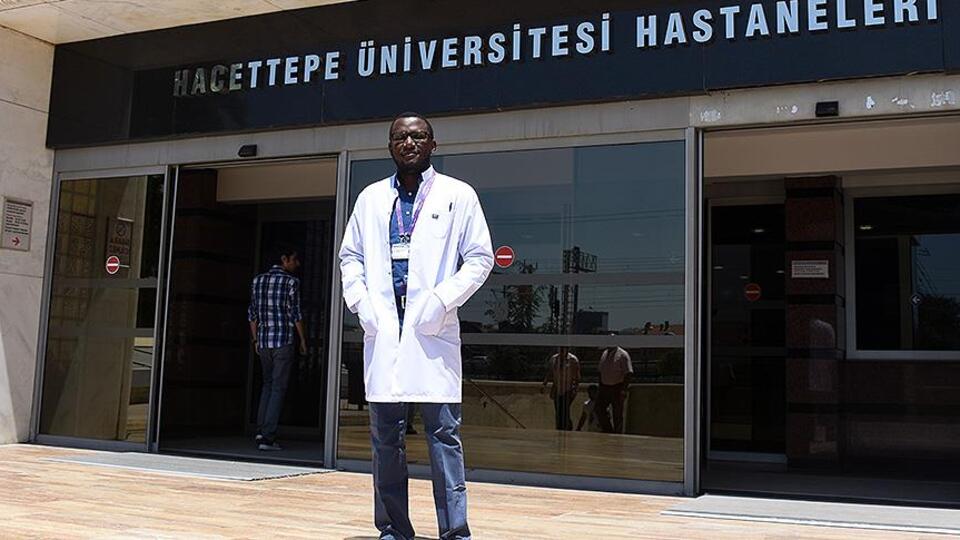 Gambiyalı doktor Hacettepe'de şifa dağıtıyor!