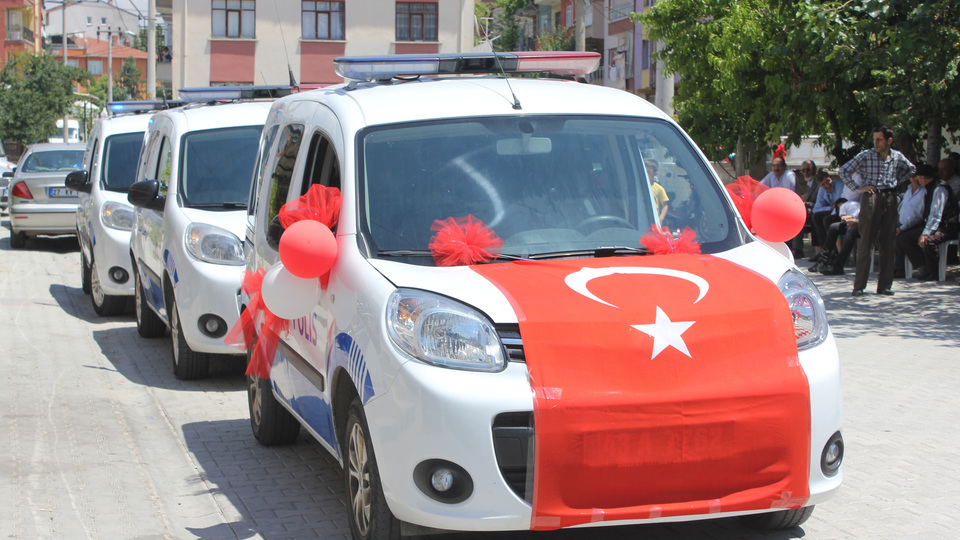 Polis aracı şehit kardeşine sünnet arabası oldu