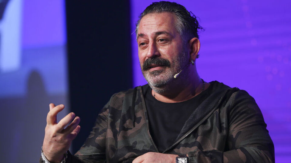 Cem Yılmaz'dan ilginç tatil mesajı
