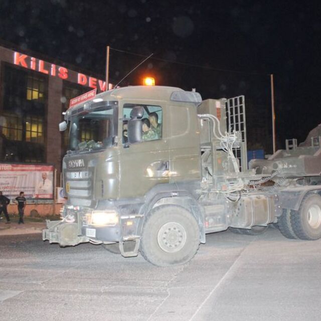 Münbiç ile Tel Rıfat sınırında sevkiyat yoğunluğu