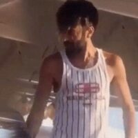 Sahnede deliye döndü! Mikrofonu fırlattı