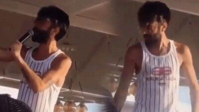 Sahnede deliye döndü! Mikrofonu fırlattı