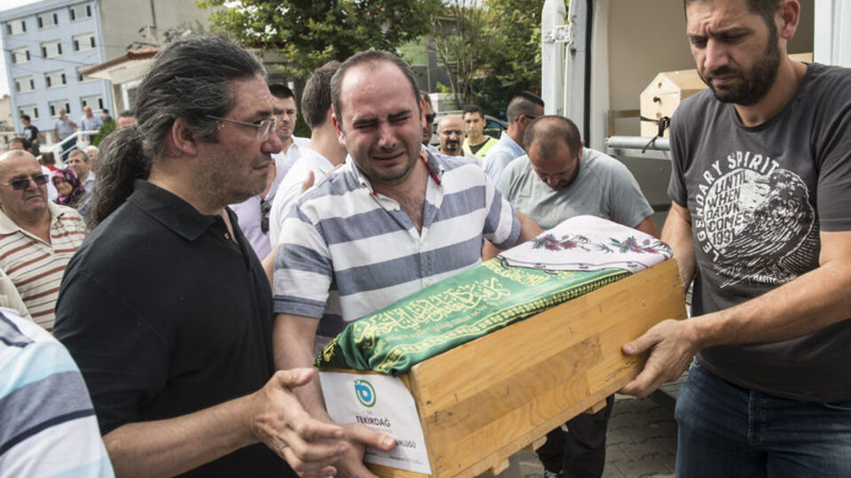 Kızının tabutunu kimseye bırakmadı!