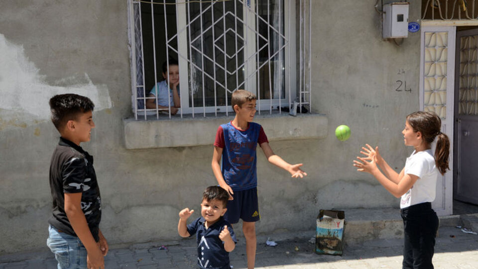 Ağabeyi kas hastalığından ölen Mert, ilik nakli bekliyor