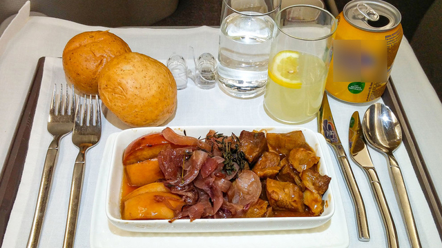 Uçakların Business Class yemekleri nasıl görünüyor?