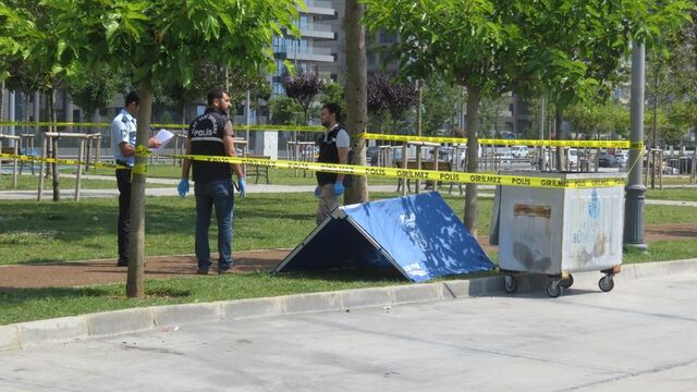 Acımadan denize atmışlar!
