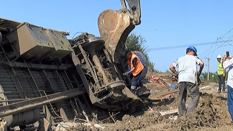 24 kişiye mezar olan vagonlar parçalanıyor