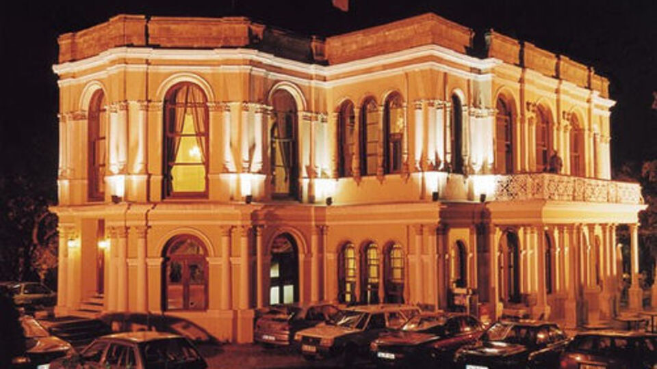 İBB'den yeni evlenen 50 bin çifte köşk yemeği