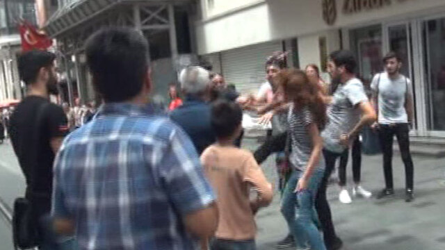 İstiklal Caddesi'nde turistlerin tekme tokat kavgası!