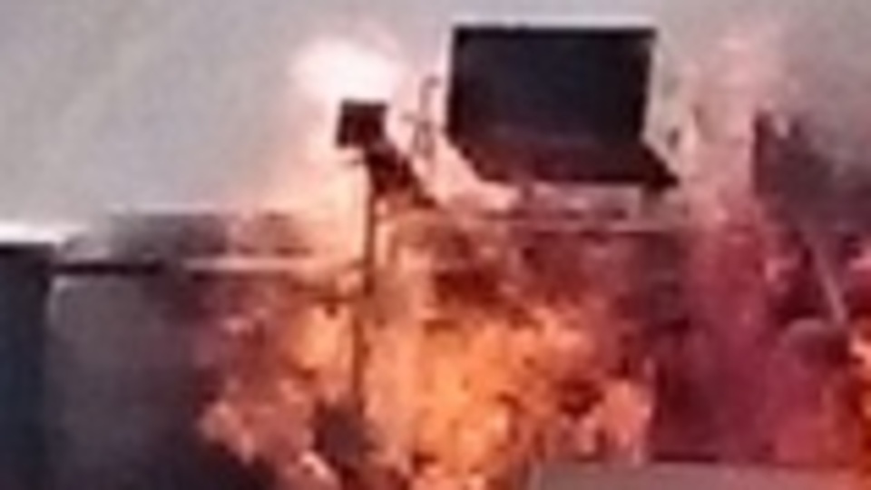 İran'da petrol tankeri yolcu otobüsüne çarptı! 16 kişi hayatını kaybetti