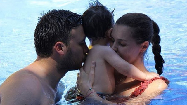 Havuzda aile pozu