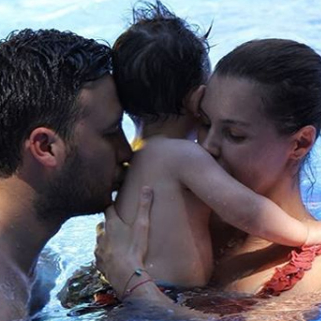 Havuzda aile pozu