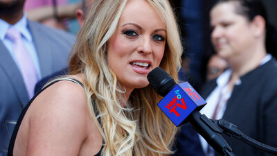 Trump'la ilişkisi olduğu iddia edilen porno yıldızı gözaltında!