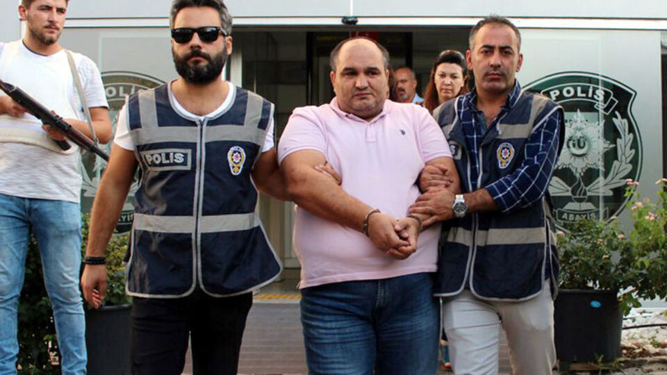 Karısını aldattığını duruşmada itiraf edip, özür diledi