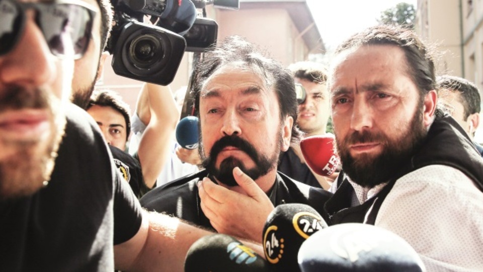 Adnan Oktar ve Ürer'in çantasından para çıktı