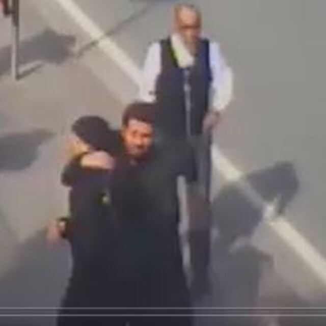 Kadınları gözlediğini fark ettiler, harekete geçtiler!