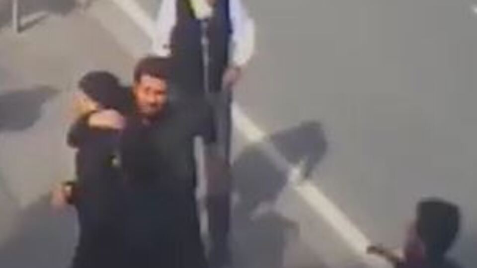 Kadınları gözlediğini fark ettiler, harekete geçtiler!