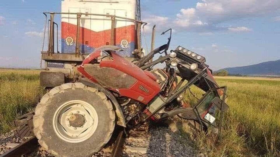 Tren traktöre çarptı, 1 kişi hayatını kaybetti
