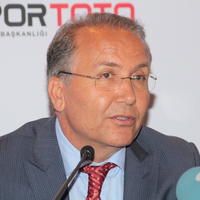 "Tenisin 'zengin sporu' olduğu algısını kırmalıyız"