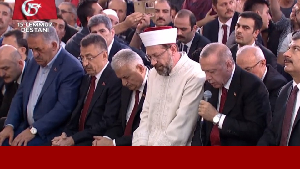 Erdoğan 15 Temmuz şehitleri için Kuran okudu