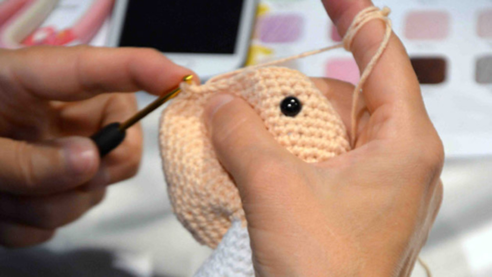 Lösemili çocuklar için bez bebek ördüler