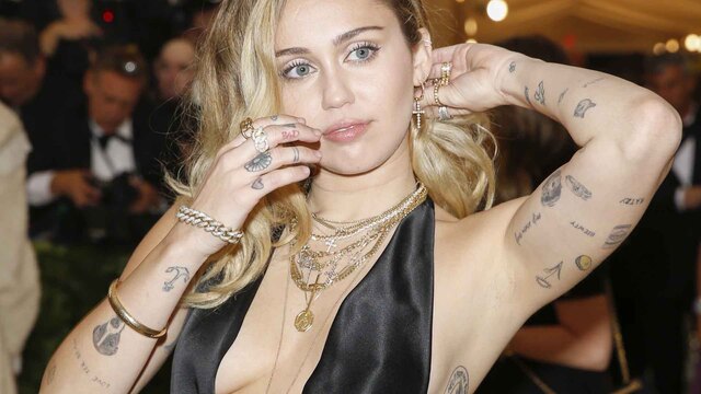 Miley Cyrus, Instagram'ını kararttı