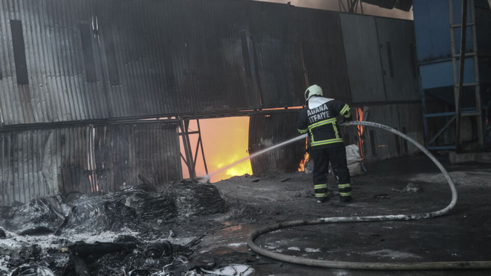 Plastik geri dönüşüm fabrikasında dev yangın