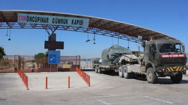 Münbiç ile Tel Rıfat sınırına yoğun sevkiyat