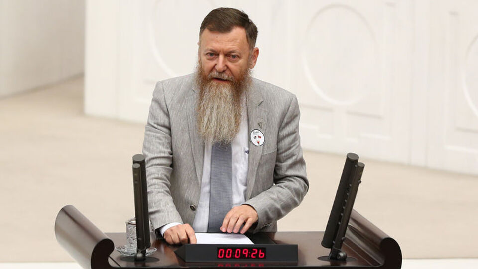 CHP'li Atıcı OHAL'e tepki olarak uzattığı sakalını kestirdi