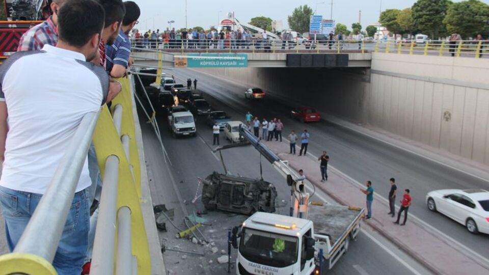Kamyonun çarptığı otomobil alt geçide düştü