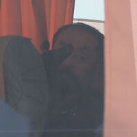 Cezaevine girmeden son kez... Gazetecileri görünce bunu yaptı