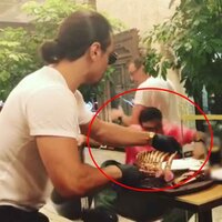 Nusret'in şovunu kaydederken sandalyeden düştü!