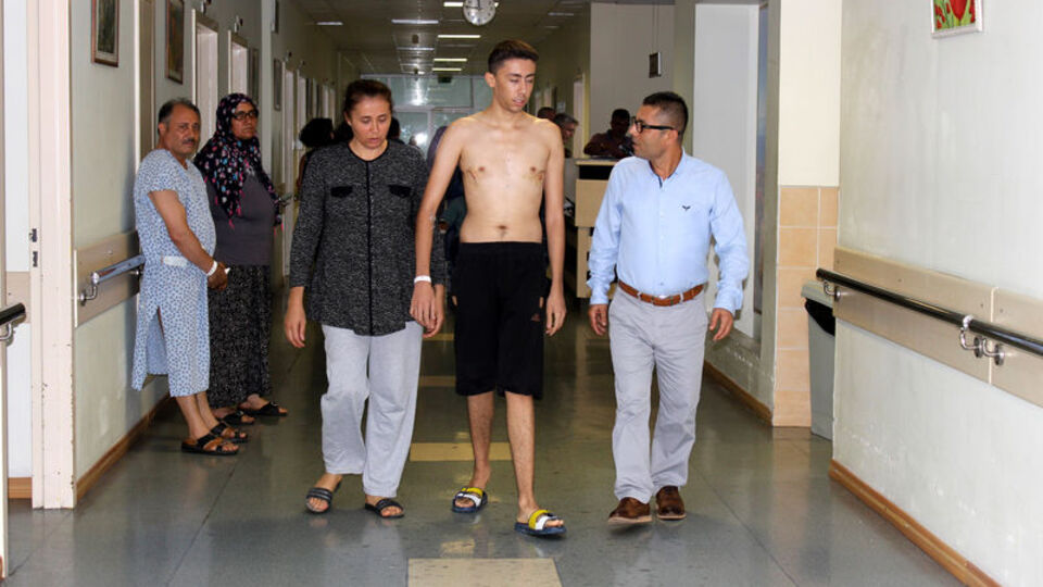 Ameliyattan sonra ilk işi aynaya bakmak oldu