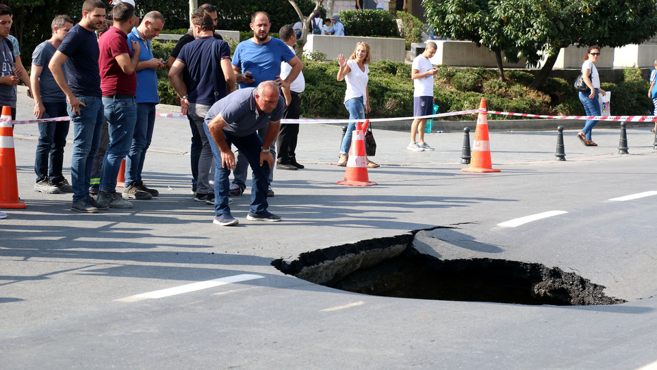 Dolmabahçe'de yol çöktü! Trafik kilit