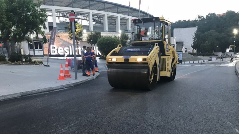 Dolmabahçe'de çöken yol onarılıp yeniden trafiğe açıldı