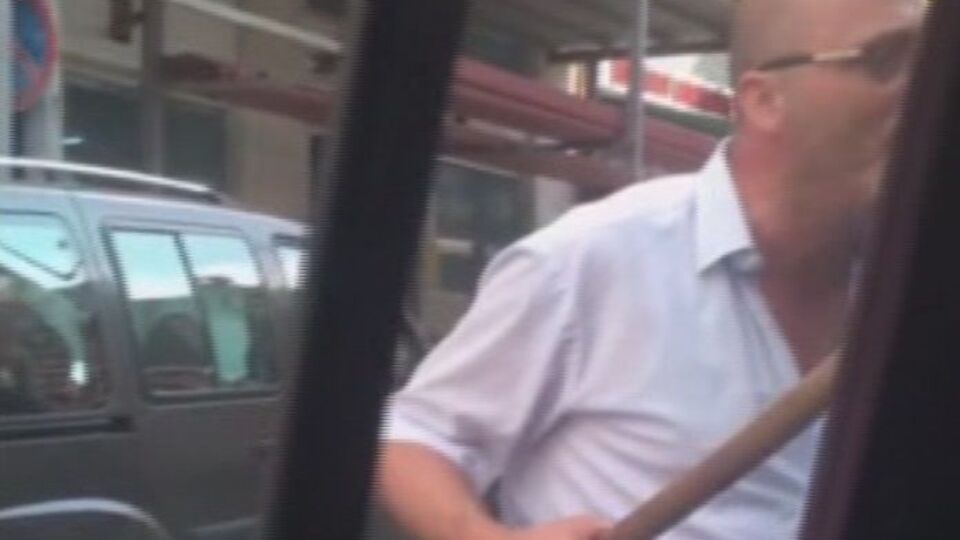 Uber sürücüsüne taksi şoföründen sopalı saldırı