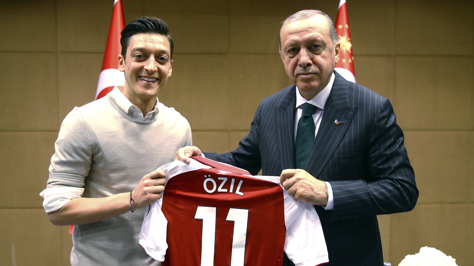 Mesut Özil'den açıklama: Yine aynı fotoğrafı çektirirdim