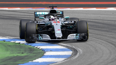 Vettel kaza yaptı, Hamilton kazandı!