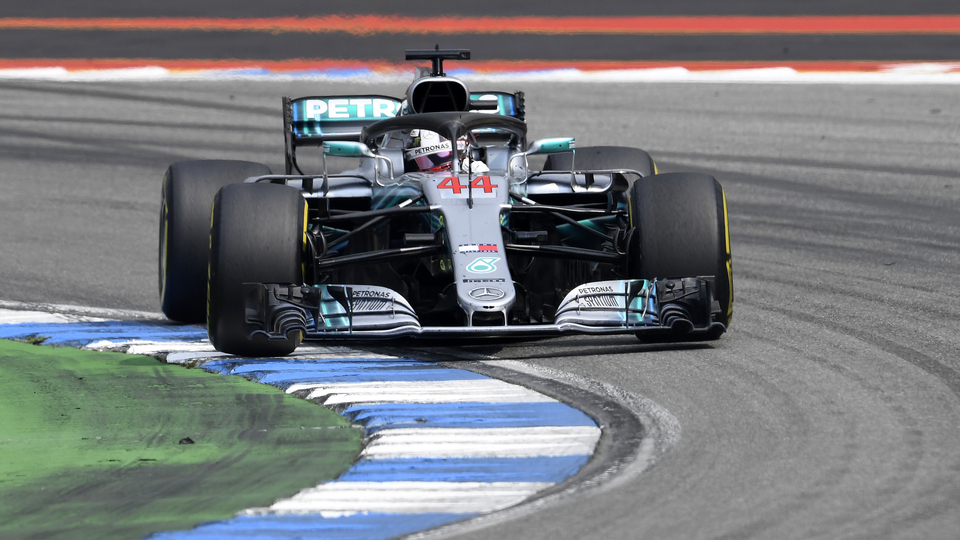 Vettel kaza yaptı, Hamilton kazandı!