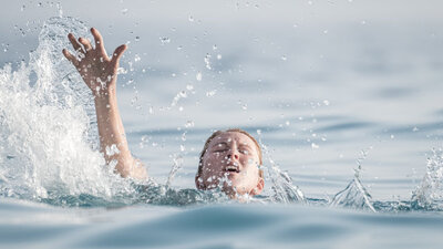 Suda boğulmaya karşı hayat kurtaran 7 ilk yardım önerisi!