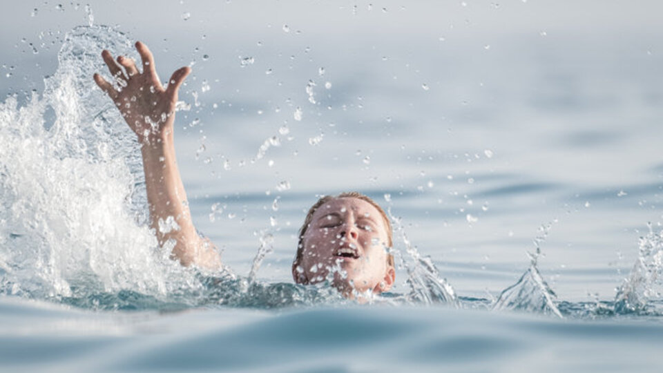 Suda boğulmaya karşı hayat kurtaran 7 ilk yardım önerisi!