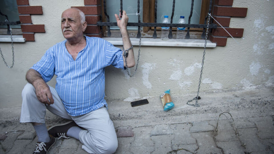 Partililer Akşener'in evinin önünde!